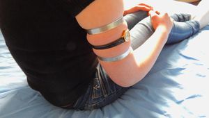 Enge Schlauchschellen und eine kleine Armbanduhr für Leas weichen Oberarme