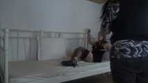 Ayu mit Seilen ans Bett gefesselt 1/2