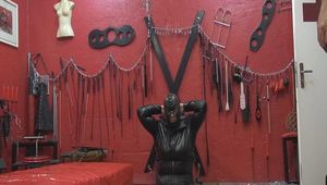 in den Mund der frechen Sklavin gepisst - blasen