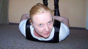 Hogcuffed auf dem Boden