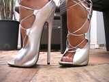 Extreme High Heels baumelnd