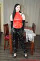 Selfbondage in PVC und Regenmantel