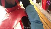 Meine geile rote #Gummischürze mit blauen #Gummihandschuhen
