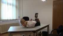 Elena - Gefangene beantragt Kitzeltherapie Teil 7 von 9