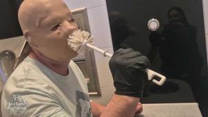 Öffentliche Toilette ausgeleckt