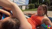 1320 Zwei Girls, ein Pool