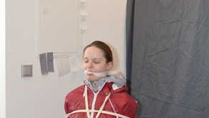 Lady Nadja hart gefesselt und mit lagenweise Knebeln geknebelt (in AGU Regenanzug)
