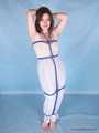 Affable - Swing-liebende Brünette in einem weißen Kleid wird geil