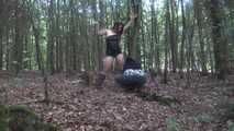 Ayu an den Baum gefesselt 1/2