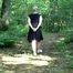 Miri mit Handschellen im Wald