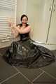 Gefesselt im langen Lack Ballkleid (Archiv)