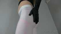 Cameltoe und schwarze Handschuhe