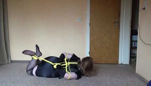 Hogtied mit gelben Seilen