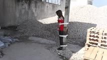 Susanne outdoor mit Tape gefesselt