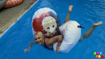 905 Marilyn genießt es, Pooltoys zu entleeren! 