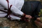 Im Wald Hogtied und in Handschellen