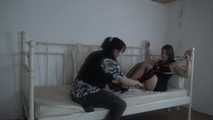 Ayu mit Seilen ans Bett gefesselt 1/2