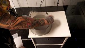 Mein Sklave bekommt wieder mal was zu Essen dieses Mal bekommt er Babybrei das Zeug Roch schon eklig