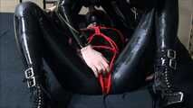 Gummipuppe wird gefickt!