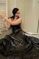 Gefesselt im langen Lack Ballkleid (Archiv)