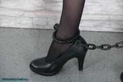 Glamour girl in Ketten und Handschellen