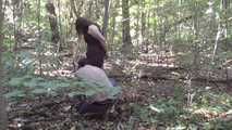 Ivana mit Klebeband an einen Baum gefesselt 3/3