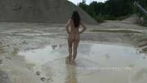 Nackt im Schlamm und Sex