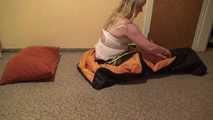 Miri entkommt gefesselt aus dem Schlafsack