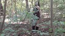 Ivana mit Klebeband an einen Baum gefesselt 3/3