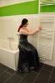Gefesselt im langen Lack Ballkleid (Archiv)