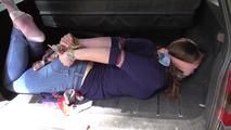 Lady X im hogtie mit Tüchern 2/2