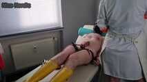 Dilatation und Melkung in Gummihandschuhen 