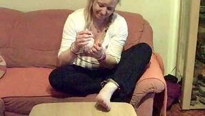 I varnish my nails and be cuffed