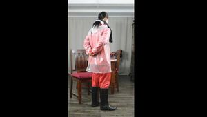  Selfbondage im Regenanzug und transparentem Regenmantel