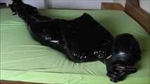 Gefesselte Gummipuppe zum Orgasmus gebracht