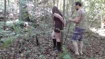 Ivana mit Klebeband an einen Baum gefesselt 1/3