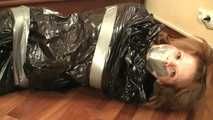 Stella - hogtaped und verpackt in den Müllsack (video)