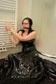 Gefesselt im langen Lack Ballkleid (Archiv)