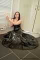 Gefesselt im langen Lack Ballkleid (Archiv)