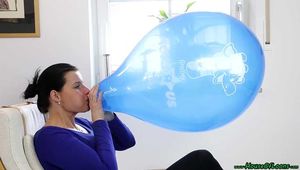 Blow2Pop blue Toys'R'Us balloon