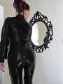 Herrin Nycky im schwarzen Catsuit