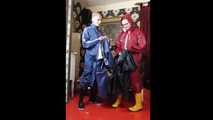Miss Francine und Lady Nadja haben Spaß AGU Regenjacken