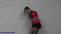 Glamour girl in Ketten und Handschellen