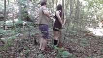 Ivana mit Klebeband an einen Baum gefesselt 1/3