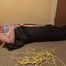 Miri entkommt gefesselt aus dem Schlafsack