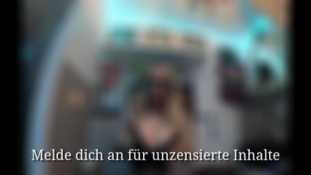 Während ich ein Orgasmus habe pisst meine Pissfotze ab!