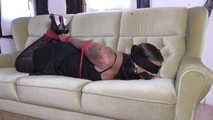 Jasmin im hogtie auf dem Sofa 2/2