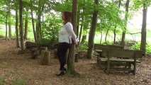 Soraya mit Tüchern an den Baum gefesselt 1/2