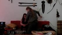 Isi gefesselt zu Hause 1