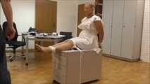 Paula - Hochsicherheitsgefangene im Büro Teil 5 von 9